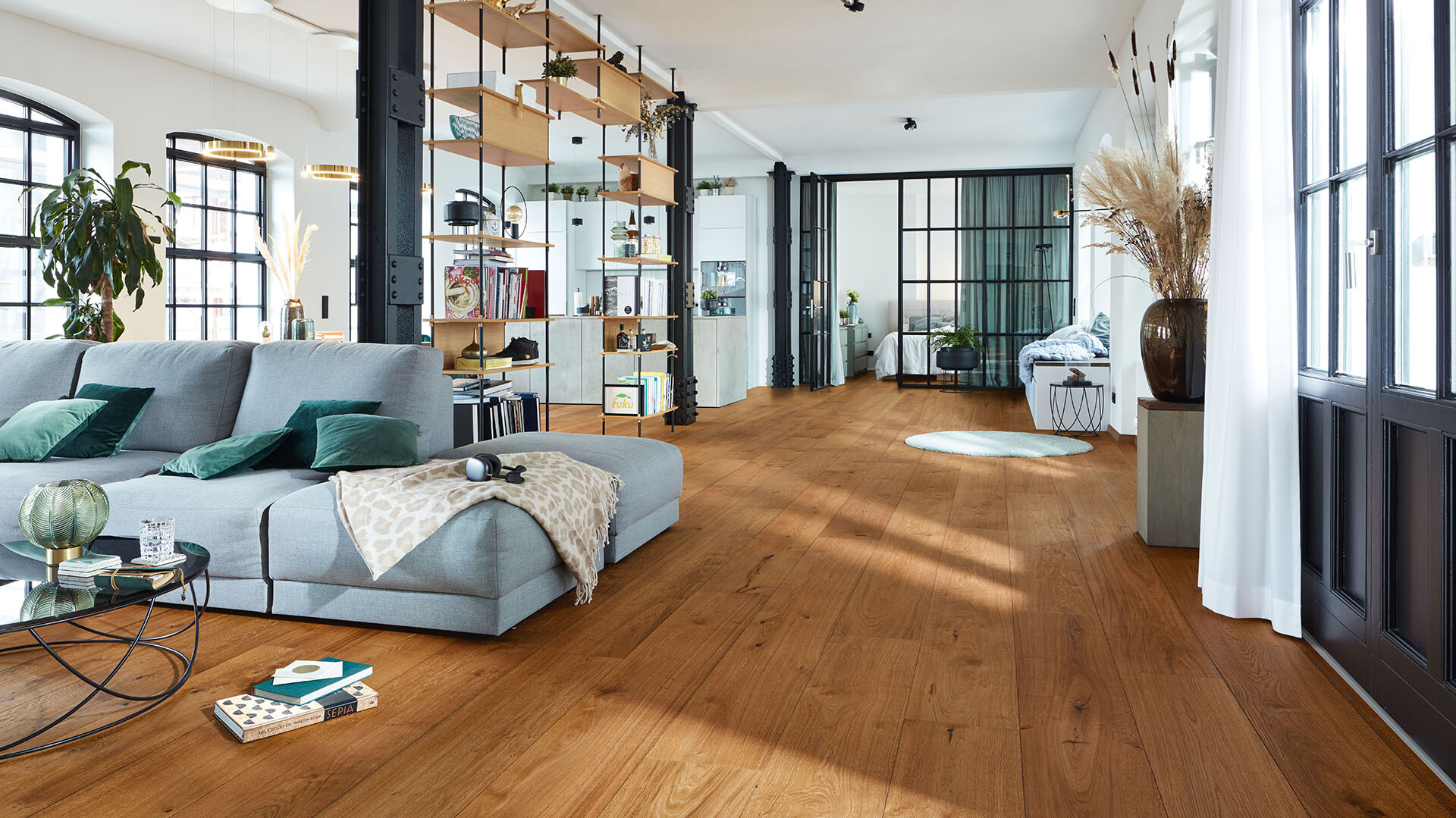 Lindura-Holzboden von MEISTER in einem Wohnzimmer