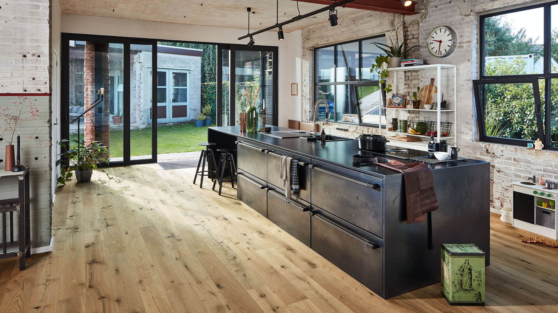 Industrial kitchen - the matching flooring for the big trend
